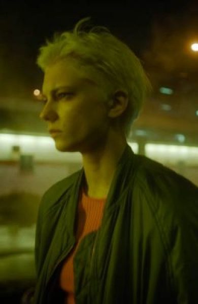 Обзор пилота сериала «Я иду искать» — подростковой драмы в неоновых огнях