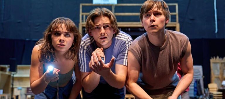 Очень странных дел: Netflix представил трейлер документального фильма о театральной постановке